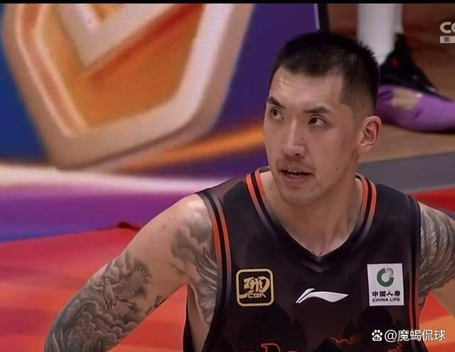 格拉德巴赫薪酬纷争持续，球员离队传闻四起的简单介绍