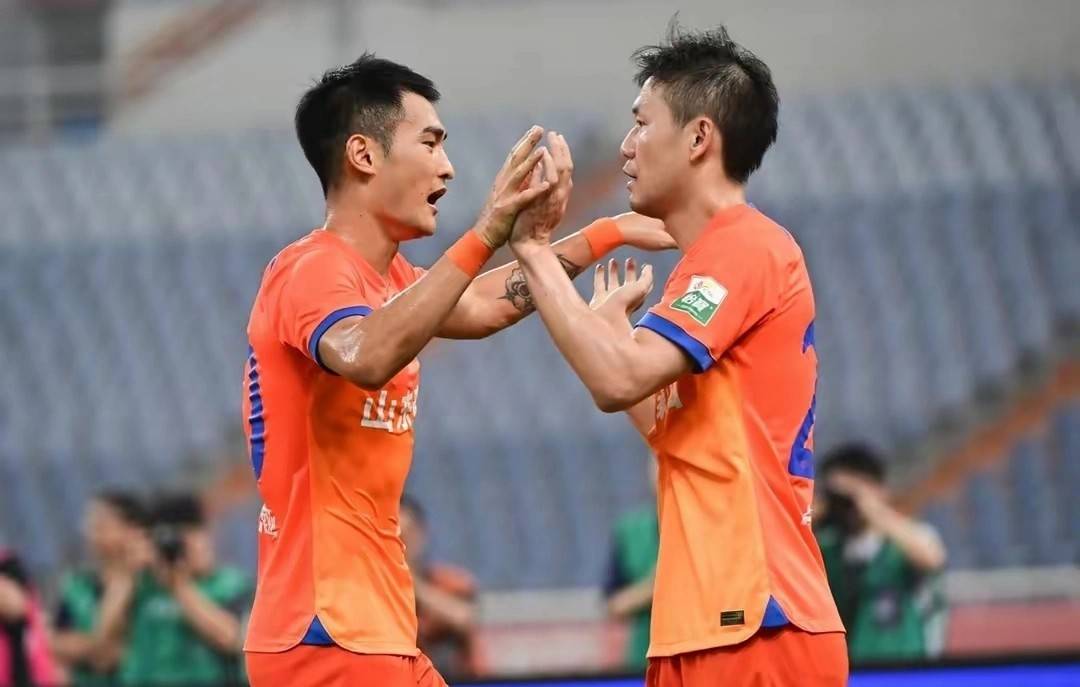 关于战术奏效！泰山双翼齐飞压制武磊整场无力还手！的信息