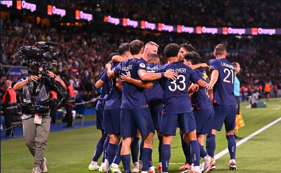 包含巴黎圣日耳曼遭遇争议红牌，曼城乘势反超比分完成逆转的词条